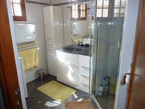 Ducha, secador de pelo, toallas y papel higiénico
