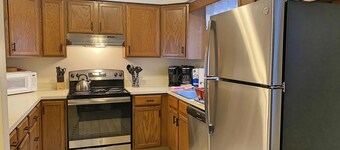 Close to shops/dining/town access. Pet-friendly, Wifi, AC, deck. A0039 by LRS