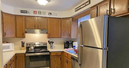 Close to shops/dining/town access. Pet-friendly, Wifi, AC, deck. A0039 by LRS