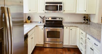 Close to shops/dining/town.TV, WiFi, AC, pool, deck,pet-friendly.A0162 by LRS
