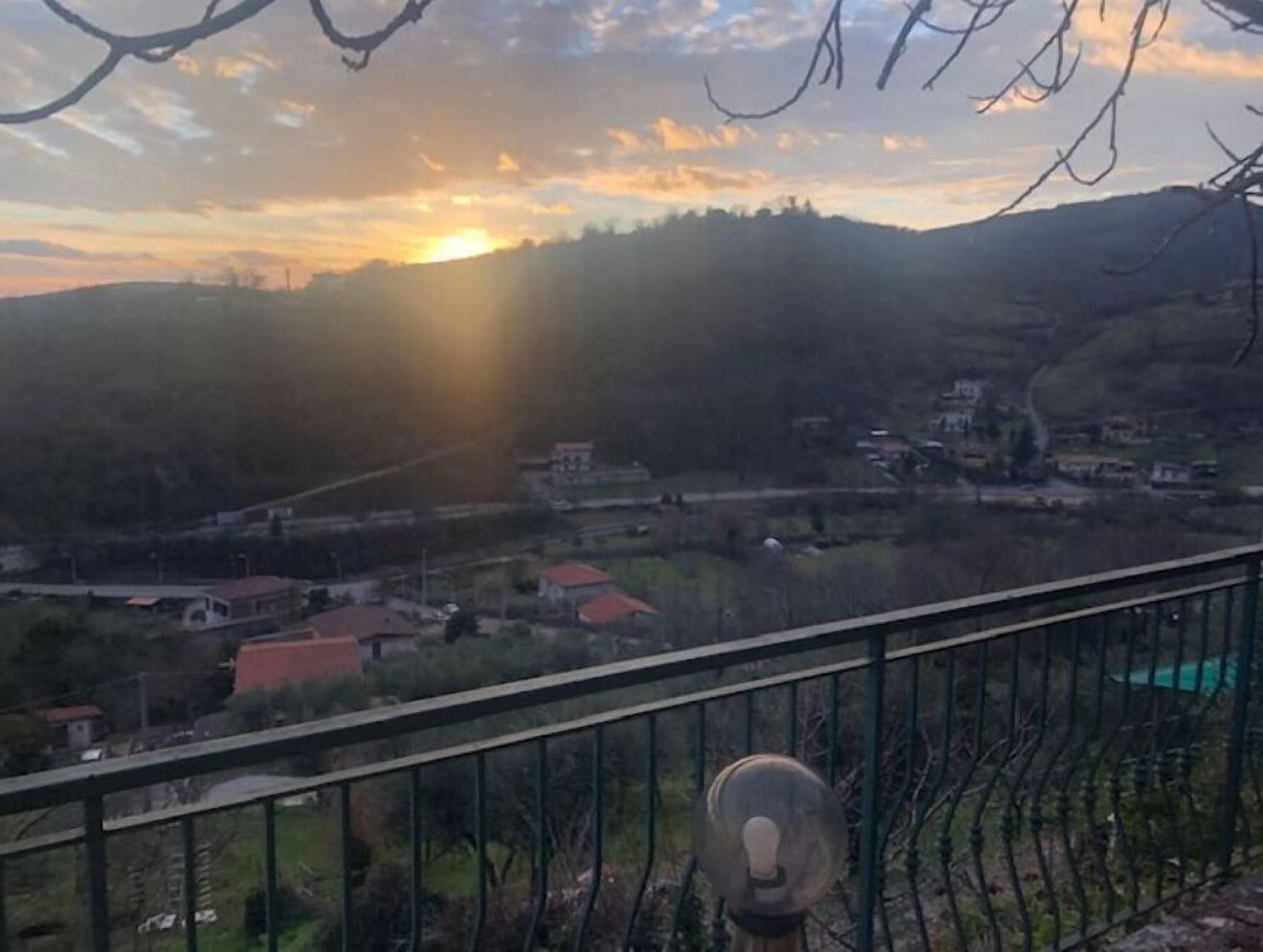 Vista de un pueblo con casas y una colina al fondo.