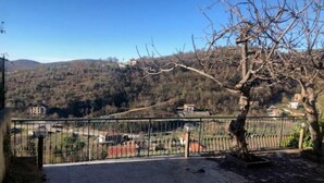 A gated entrance with a view of a hilly landscape and buildings in the distance. - Villetta Indipendente Panoramica e Immersa nel Verde (Fiuggi)
