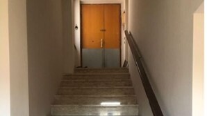 A marble staircase leading to a wooden door at the top. - Villetta Indipendente Panoramica e Immersa nel Verde (Fiuggi)