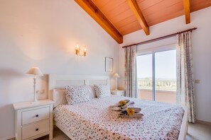 3 slaapkamers, een strijkplank/strijkijzer, gratis wifi, beddengoed