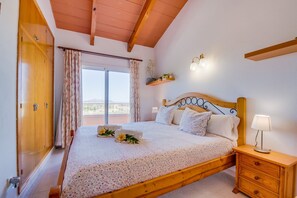 3 chambres, fer et planche à repasser, Wi-Fi gratuit, draps fournis