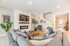 Fernseher, Kamin, Tischtennisplatte