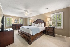 5 bedrooms, desk, WiFi