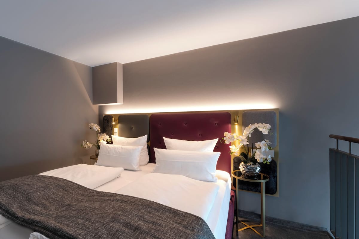 Maisonette Studio | Ropa de cama hipoalergénica, caja fuerte, escritorio y cortinas opacas
