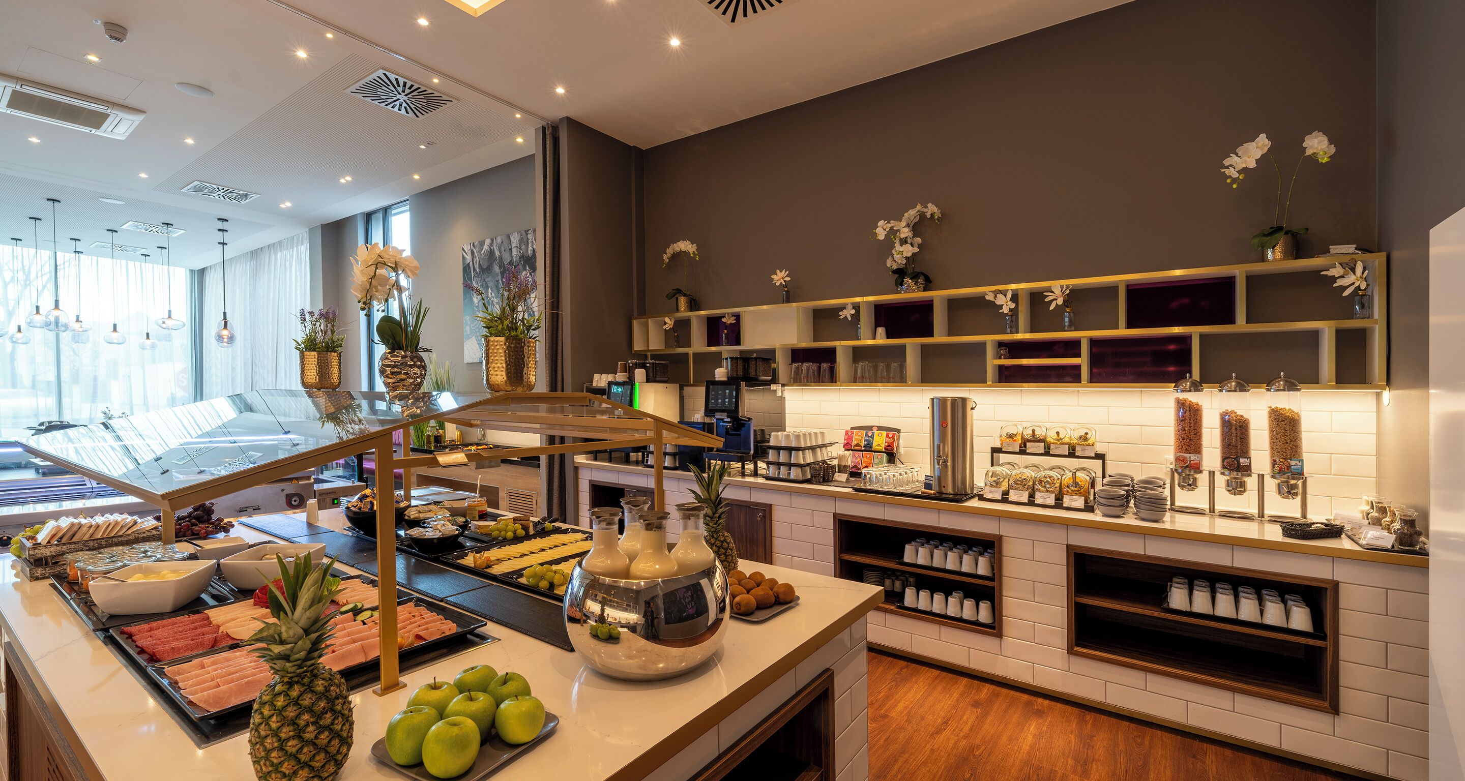 Zona de bufé con diferentes opciones de comida y una estación de café.