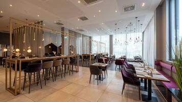 Desayuno buffet diario (EUR 19.9 por persona)