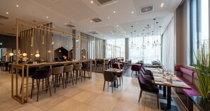 Desayuno buffet diario (EUR 19.9 por persona)