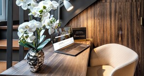 Ropa de cama hipoalergénica y caja de seguridad en la habitación 