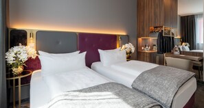 Premium Twin kamer | Hypoallergeen beddengoed, een kluis op de kamer, een bureau