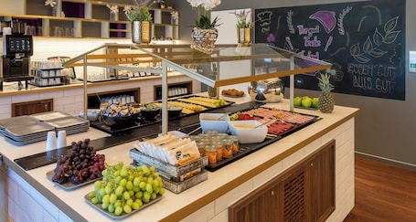 Desayuno buffet diario (EUR 19.9 por persona)
