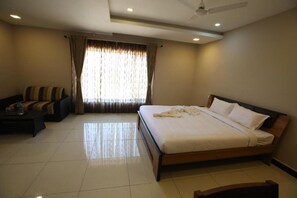 Executive Double Room | Free WiFi, bed sheets - Hotel Golden Gateway (Vellore)