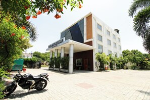 Parking - Hotel Golden Gateway (Vellore)