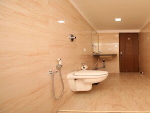 Executive Double Room | Bathroom | Shower, rainfall showerhead, towels - Hotel Golden Gateway (Vellore)