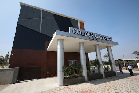 Front of property. Hotel Golden Gateway