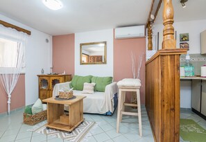 Departamento familiar, varias camas (Apartment Jelena 50m From The Beach) | Área de sala de estar | Televisión de pantalla plana de 21 pulgadas con canales digitales 