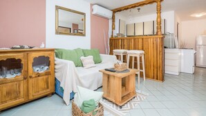 Familie appartement, Meerdere bedden (Apartment Jelena 50m From The Beach) | Woonruimte | Een 21-inch flatscreentelevisie met digitale zenders en televisie