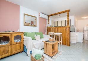 อพาร์ทเมนท์สำหรับครอบครัว, หลายเตียง (Apartment Jelena 50m From The Beach) | บริเวณนั่งเล่น | ทีวีจอแบน 21 นิ้ว พร้อมช่องดิจิตอล, ทีวี