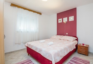 Family Apartment, Multiple Beds (Apartment Jelena 50m From The Beach)