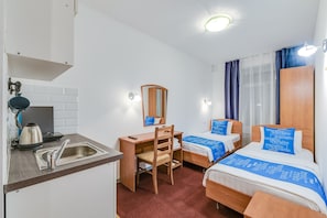 Classic-Doppel- oder -Zweibettzimmer | Schreibtisch, laptopgeeigneter Arbeitsplatz, Bügeleisen/Bügelbrett