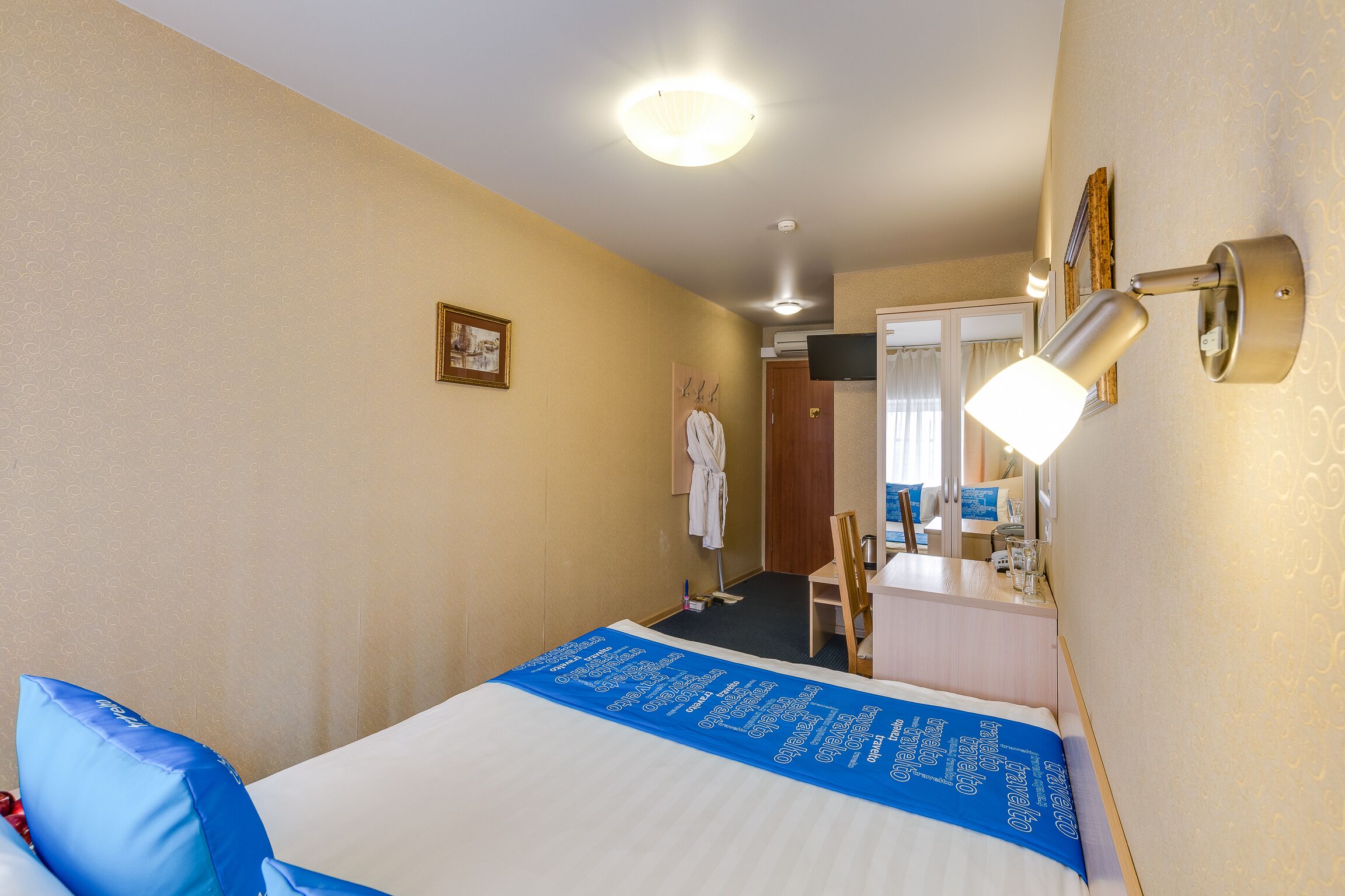 Classic-Zimmer | Schreibtisch, laptopgeeigneter Arbeitsplatz, Bügeleisen/Bügelbrett