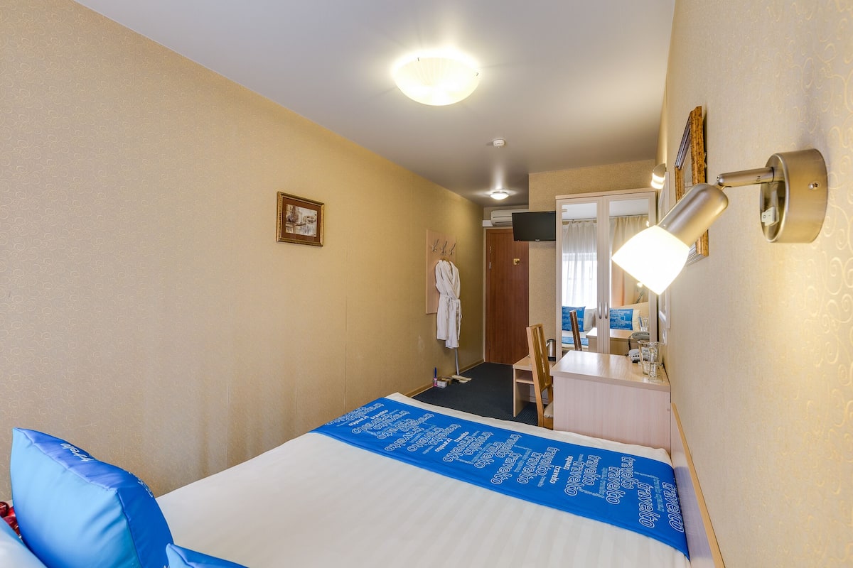 Classic-Zimmer | Schreibtisch, laptopgeeigneter Arbeitsplatz, Bügeleisen/Bügelbrett