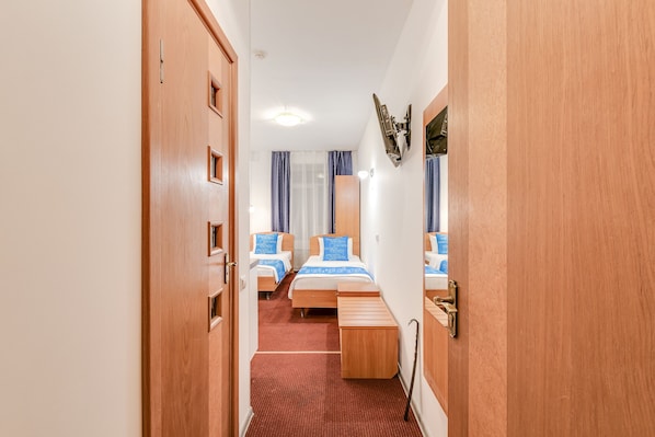 Classic-Doppel- oder -Zweibettzimmer | Schreibtisch, laptopgeeigneter Arbeitsplatz, Bügeleisen/Bügelbrett