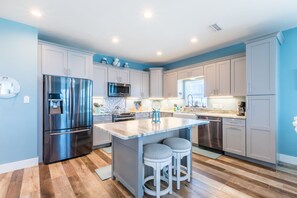 Fridge, microwave, oven, stovetop - Get “Out of Office” and into this bayfront beauty! Private pier for Fishing. (Gulf Shores)