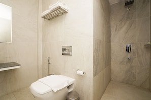 Habitación superior | Baño | Regadera, regadera tipo lluvia, toallas
