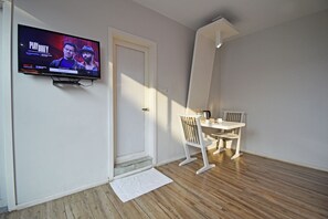 Phòng Executive | Khu phòng khách | TV LED 32-inch có truyền hình cáp, TV 