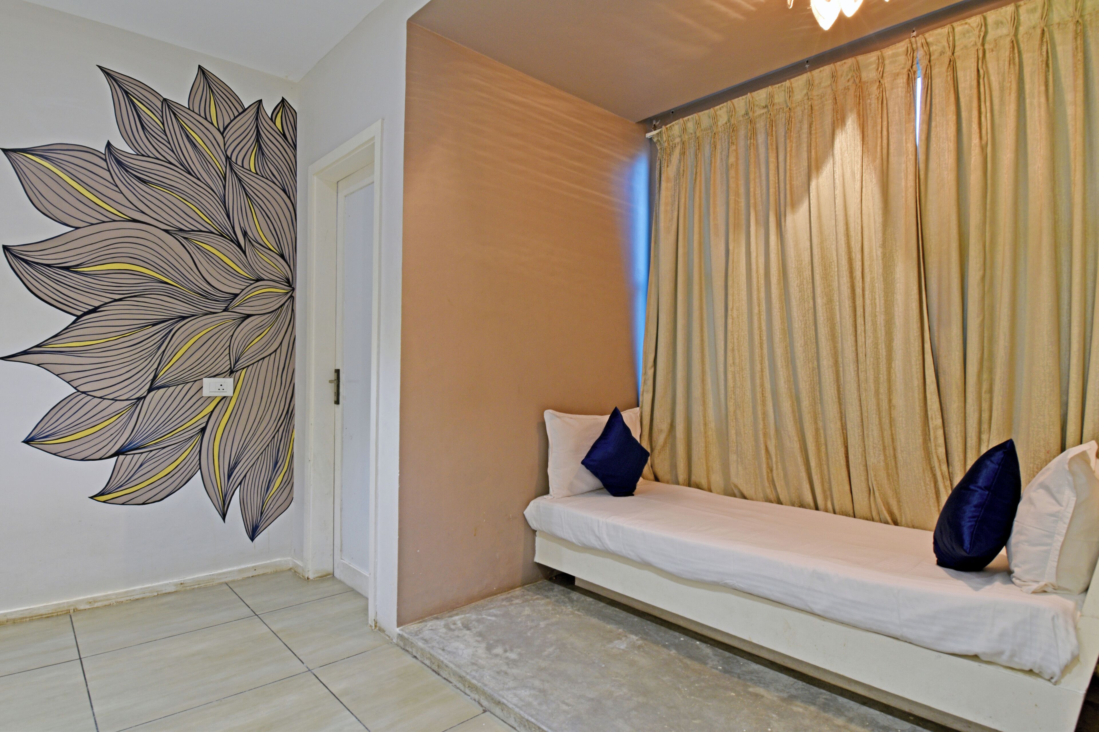 مكتب ومساحة عمل للكمبيوتر المحمول وواي فاي مجانًا وملاءات أسرّة