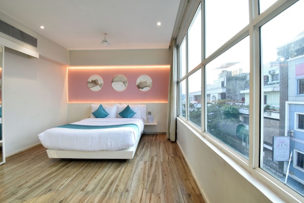 Executive Room | Desk, laptop workspace, free WiFi, bed sheets