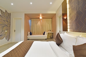 Standard Suite | Desk, laptop workspace, free WiFi, bed sheets - Le Mirage (Puducherry)