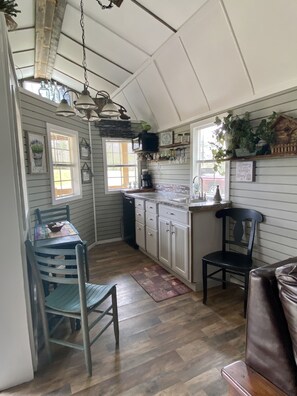 Fridge, microwave, coffee/tea maker, electric kettle - Whispering Pines Cabin near beautiful Lake Ouachita (Mount Ida)