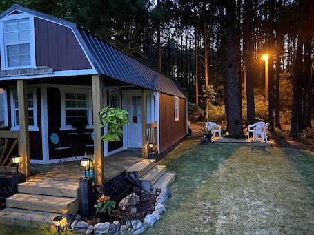 Terrace/patio. Whispering Pines Cabin near beautiful Lake Ouachita