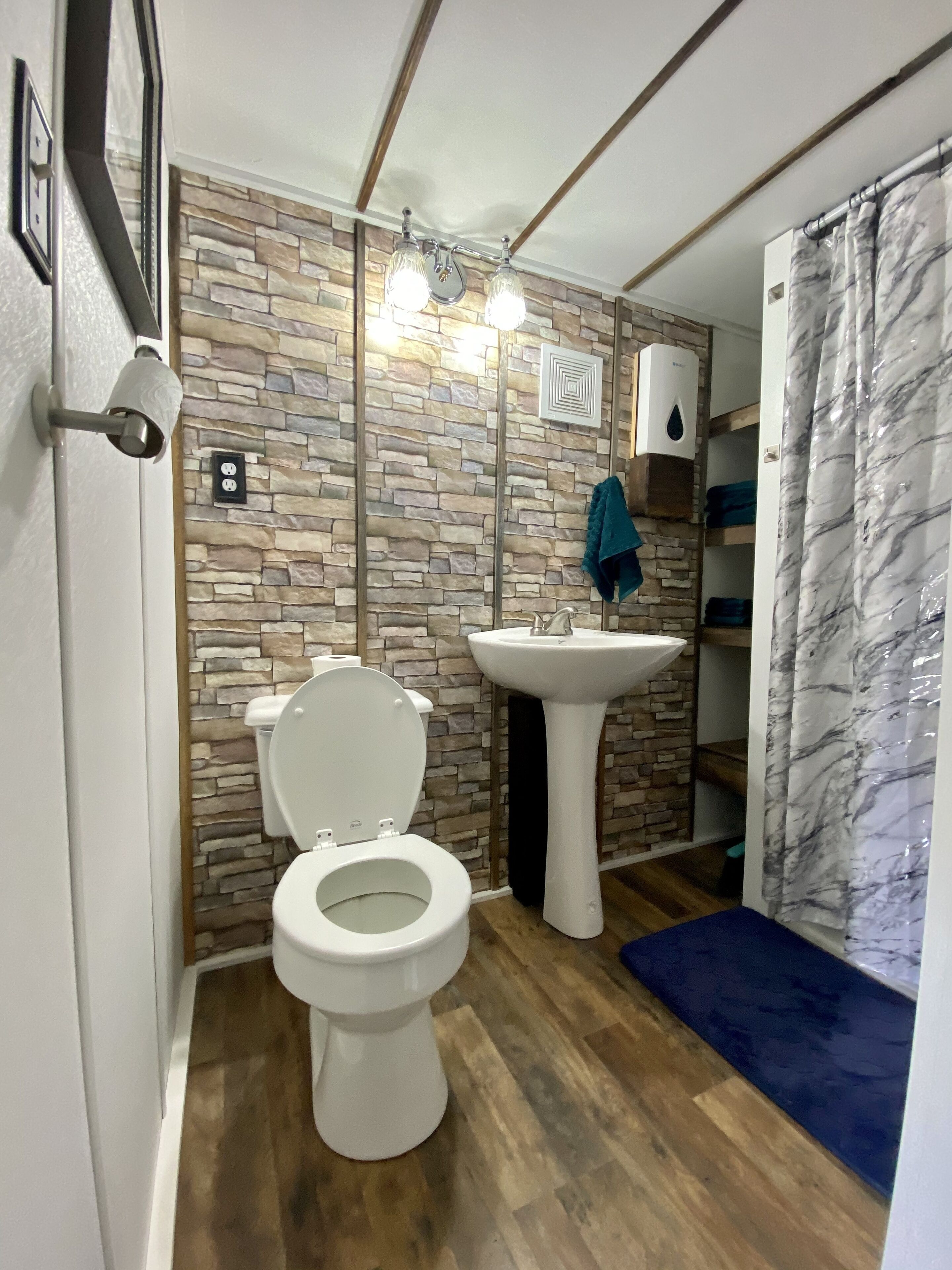 淋浴设施、吹风机、毛巾、肥皂