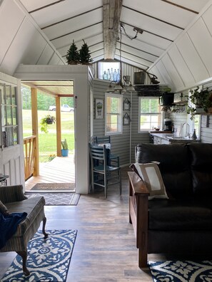 Smart TV, DVD player - Whispering Pines Cabin near beautiful Lake Ouachita (Mount Ida)