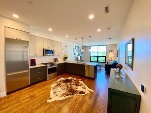 Jääkaappi, mikroaaltouuni, uuni, liesi