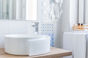 Shower, bidet, towels, shampoo - Kéramos Luxury Rooms - Exclusive Room (Sciacca)