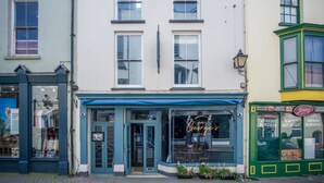 A building with a shop on the ground floor and a restaurant on the second floor. - Tipyn O Haul - 1 Bed Apartment - Tenby (Tenby)