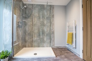 Appartement (1 Bedroom) | Salle de bain | Douche, papier de toilette