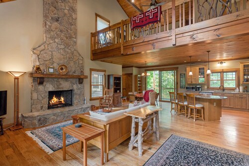 Beautiful custom home in Sapphire Valley