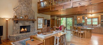 Beautiful custom home in Sapphire Valley