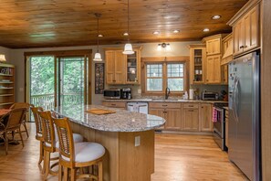 Kjøleskap, mikrobølgeovn, kaffetrakter/tekoker og brødrister