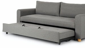 Un sofá gris con patas de madera y un otoman coincidente.