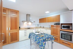 Microondas, horno, placa de cocina, lavavajillas