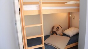 A bunk bed with a ladder, a plush toy, and a pillow. - 20m from ski slopes, 2nd floor, balcony, tv, ski locker, 25m², Serre Chevalier (Briançon)